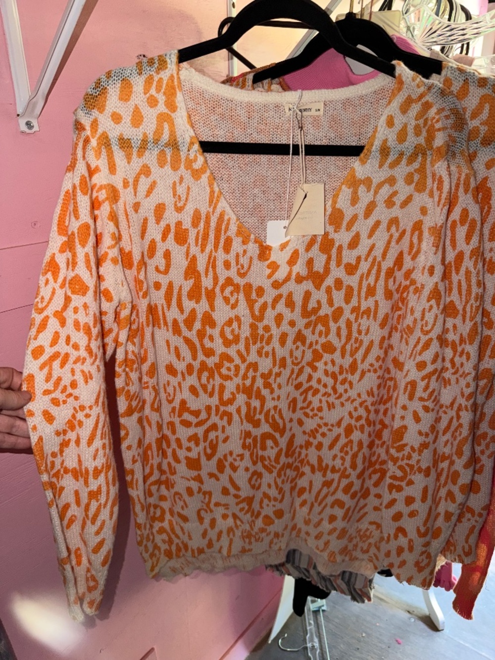 Women’s orange and white animal print v-neck sweater 🧡 NWT